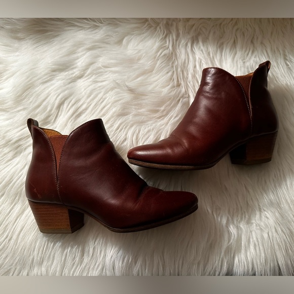 Sezane Shoes - Sezane Leather Low Ankle Brown Booties in Smooth Camel.